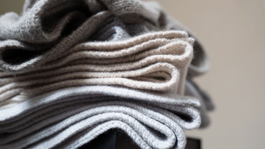 「洋服の青山」がスーツで作った「防災毛布」を輪島市に寄贈
