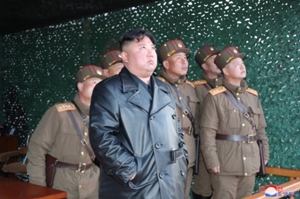 焦点：ミサイル発射映像にマスクなし、北朝鮮が新型コロナ制御誇示 - ロイター