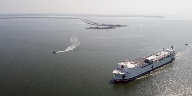 米海軍の病院船、NYへ出港　新型コロナ感染者急増で