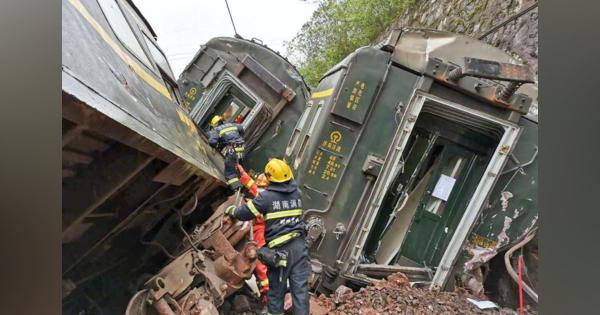 中国湖南省で旅客列車が脱線、火災も発生　土砂崩れに突っ込んだか