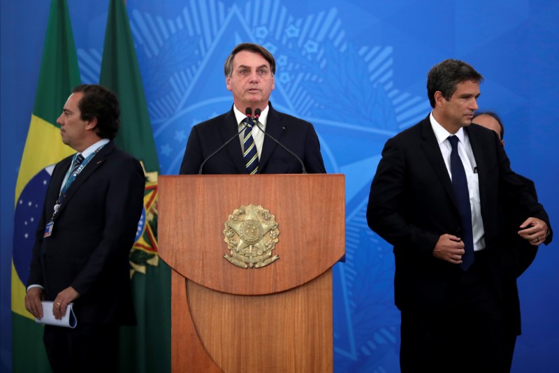 ブラジル大統領、コロナ感染拡大でも経済活動継続訴え　反発強まる