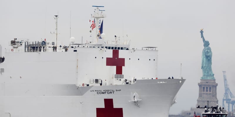 米の死者3千人超える　軍病院船、NY到着