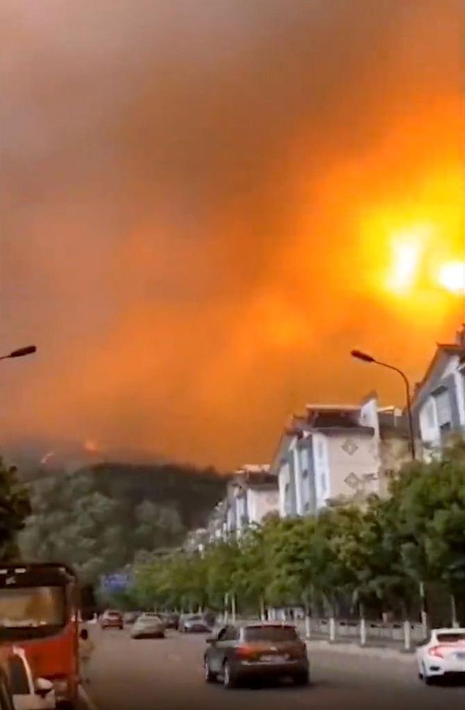 中国で山火事、消防隊員ら１９人死亡　風向き急変、炎に囲まれる