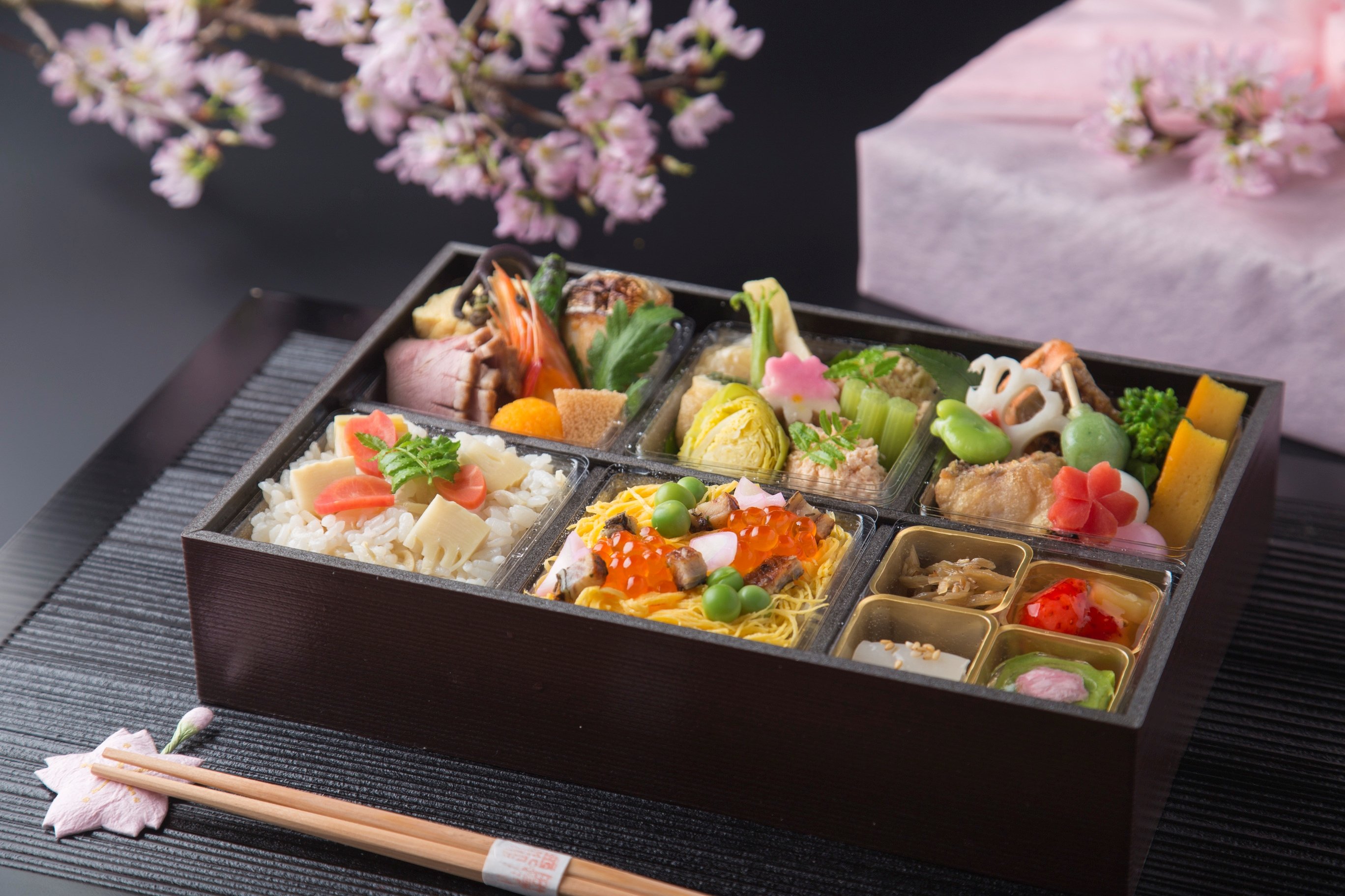 京料理、外出せずに配達でどうぞ　春野菜の天ぷらやタケノコご飯