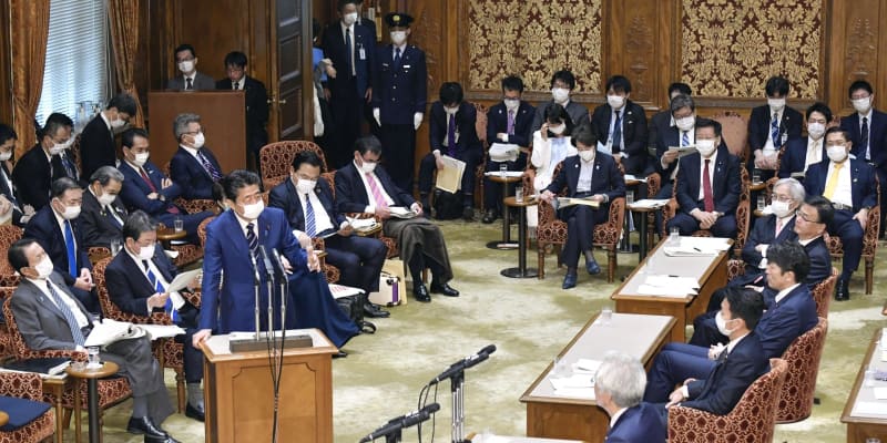 首相がマスク着け答弁、参院委　審議は座席の間隔空けて