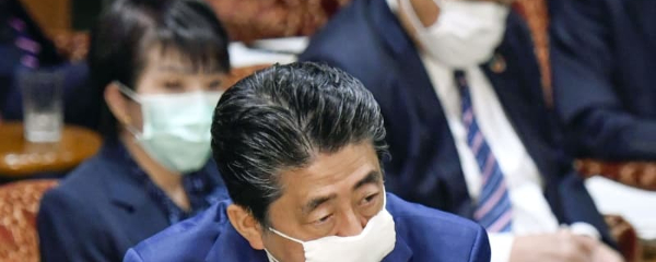 首相「宣言を出す状況ではない」 東京の感染「最悪を想定」