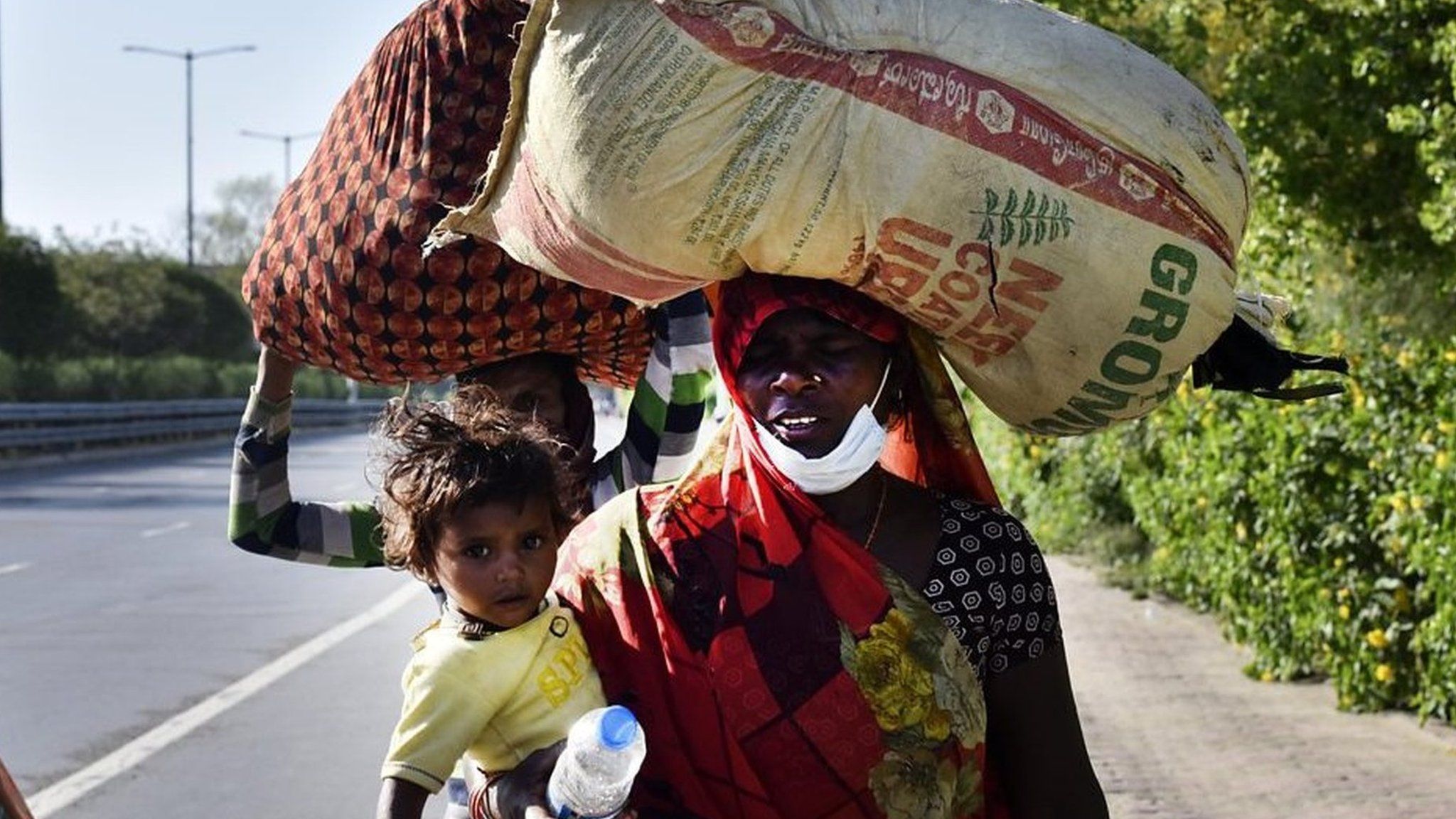 「260キロ歩くしかない」　インド封鎖、出稼ぎ労働者が大移動