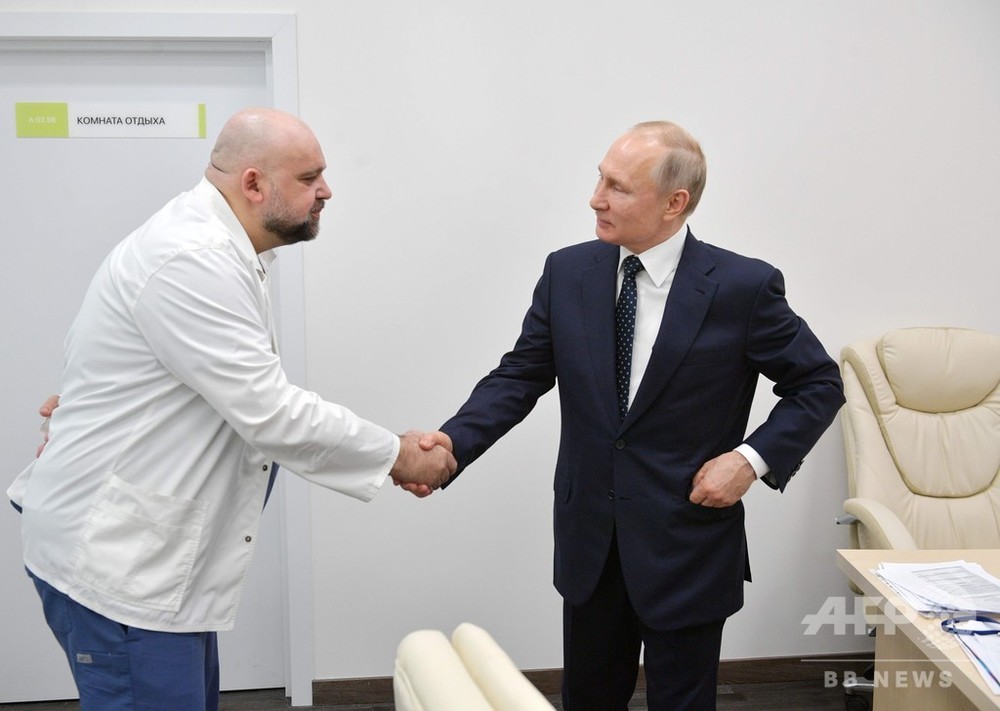プーチン氏と「濃厚接触」の病院長、新型コロナ陽性