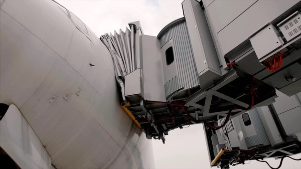 新明和、航空旅客搭乗橋の完全自動装着システムを開発