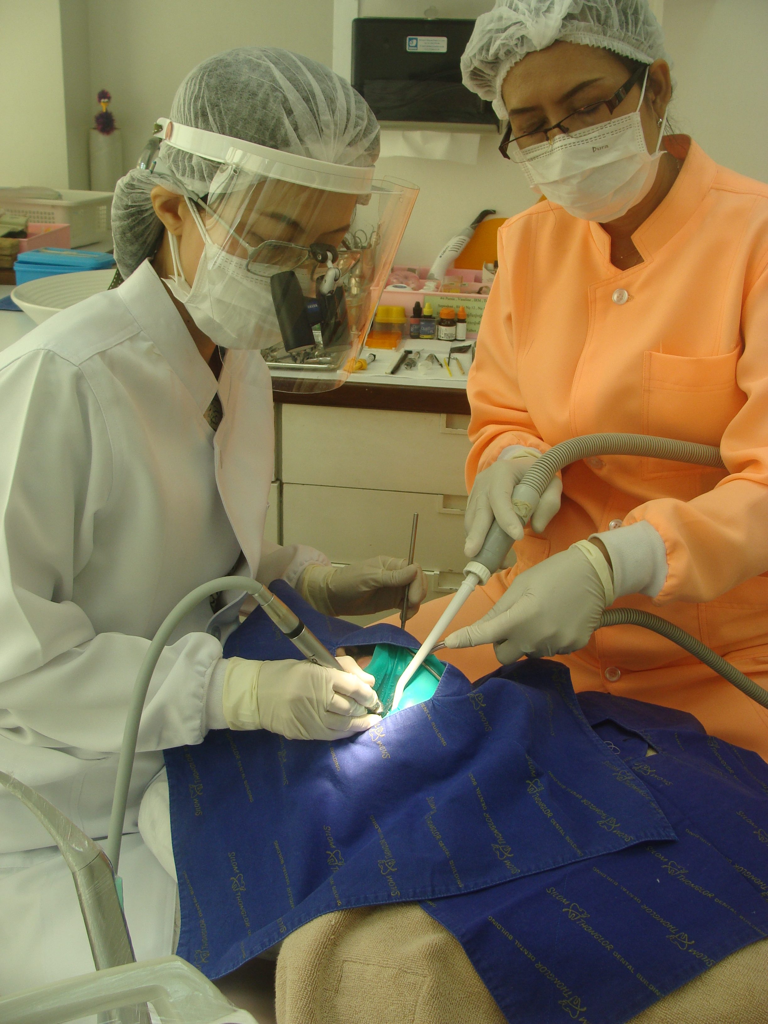 器具を毎回滅菌しない歯科医もいる日本、毎回滅菌・交換するタイの歯科医