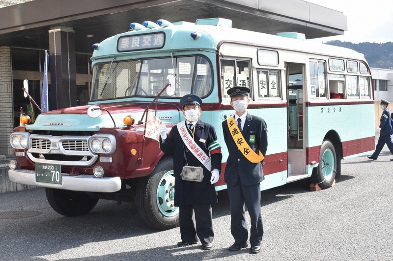 昔懐かしい「ボンネットバス」活用　交通安全をＰＲ　奈良