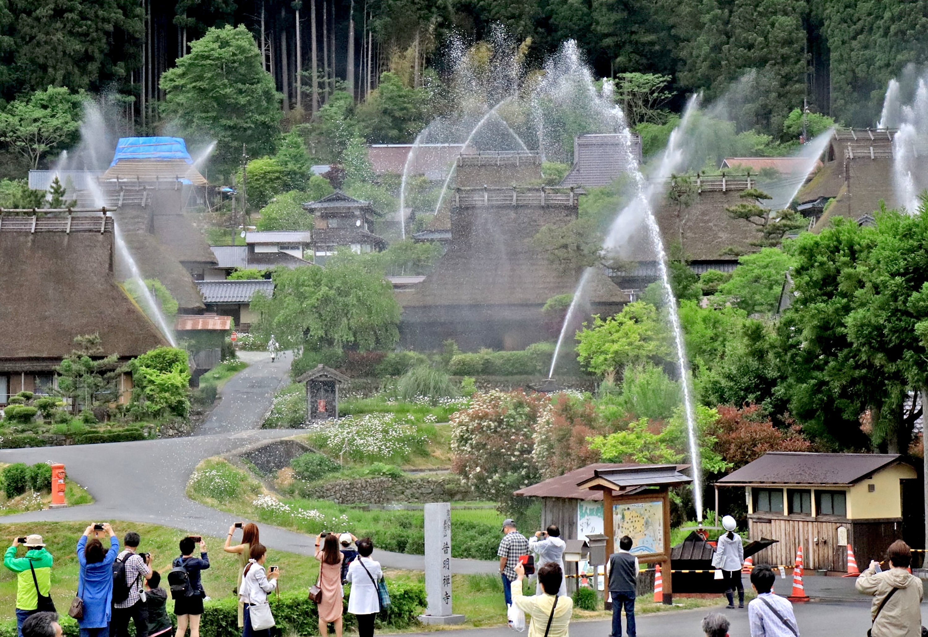 「かやぶきの里」名物、一斉放水も中止　新型コロナ対策で　京都・美山