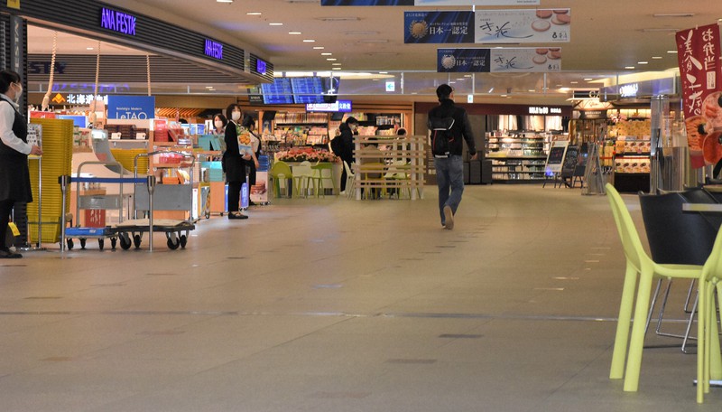 北海道の玄関　新千歳空港閑散　3月の国内旅客数が7割減　新型コロナ
