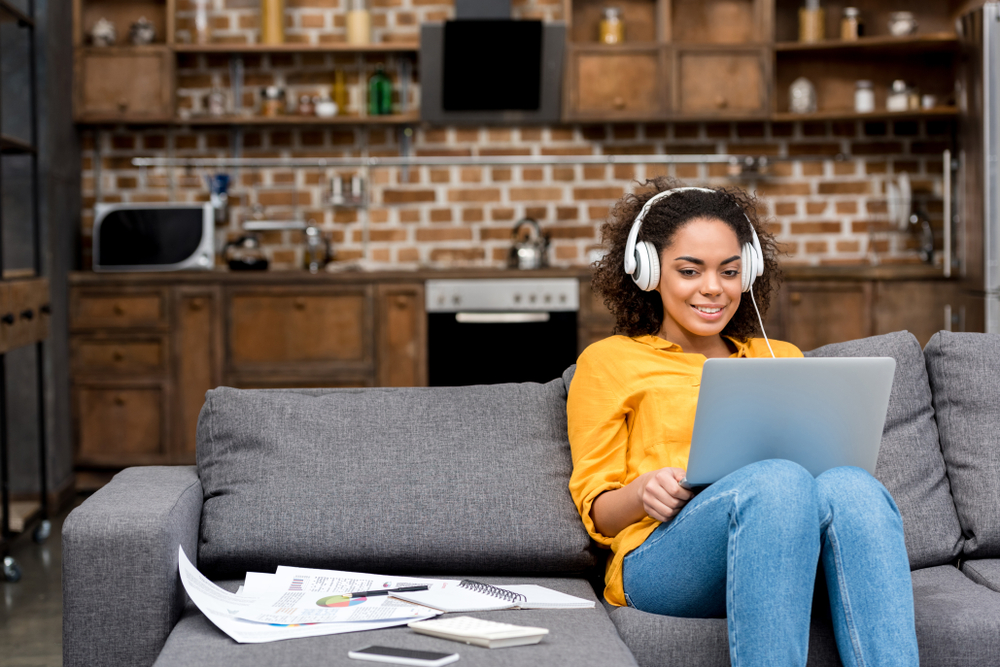 在宅勤務で仕事中でも音楽聞き放題に。海外研究が示す音楽で生産性を高めるためのティップス