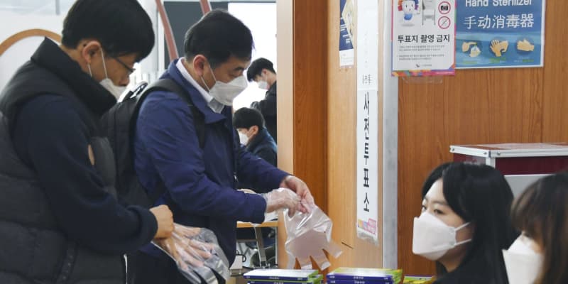 韓国総選挙の事前投票開始　新型コロナ対策で手袋着用