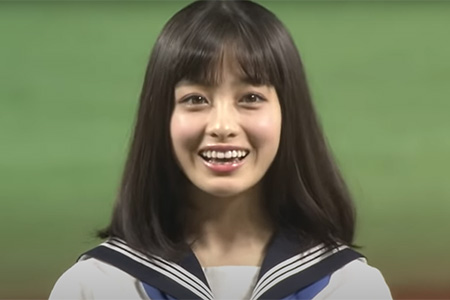 【始球式名場面】女優・橋本環奈の秘蔵映像　当時16歳、セーラー服投球にファン「癒されるわ…」