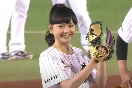 【始球式名場面】スタンドどよめいた！　「可愛すぎる」女優・松井愛莉さんがノーバウンド投球
