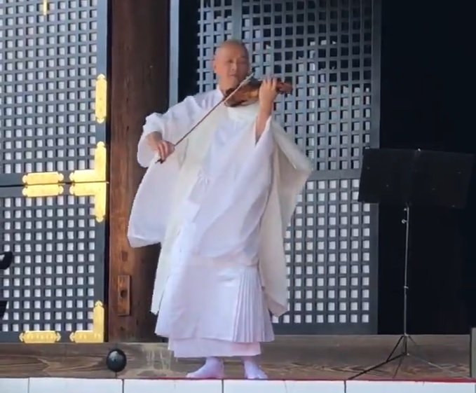 仁和寺で僧侶がバイオリンを演奏する動画が話題　「癒される」「うますぎる」の声も