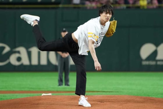 【始球式名場面】122キロに球場騒然　イケメン俳優・鈴木伸之の剛球にファン「速すぎて草」