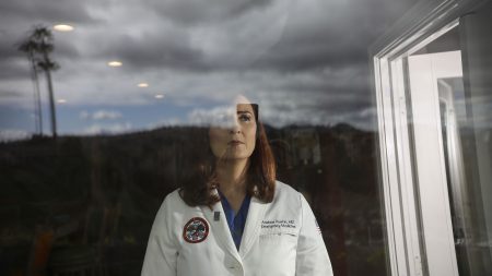 感染リスクにさらされる医師たちが「遺言」を書きはじめた | 医療崩壊寸前のアメリカで起きていること