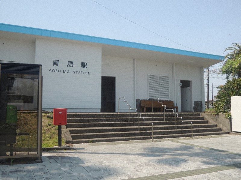 JR日南線の青島駅、さわやかに一新　駅舎外壁真っ白に塗り直し