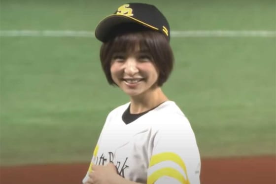 【始球式名場面】笑顔で球場魅了！　元AKB48篠田麻里子は熱男Tシャツ＆ホットパンツ姿で登板