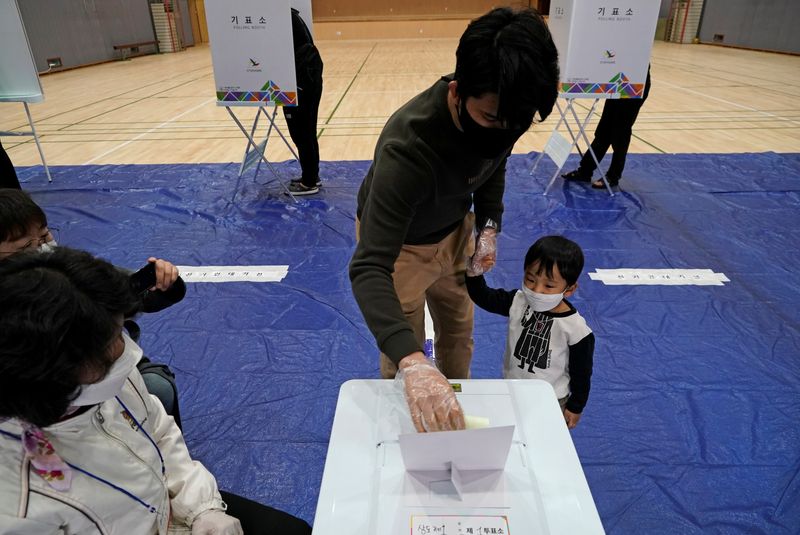 韓国総選挙、与党が過半数獲得　コロナ対策を評価
