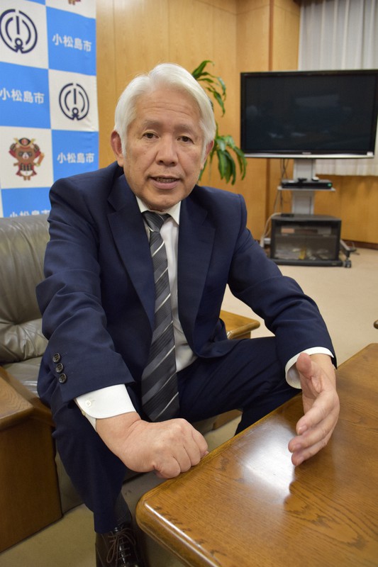 徳島・小松島市長　幹部に点数「足せれんの」　業者の評価水増し要求