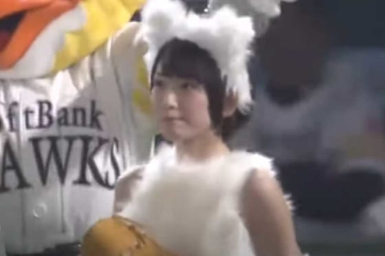 【始球式名場面】生駒里奈さんが「超絶可愛い」　真っ白“コスプレ姿”にファン悶絶