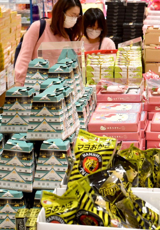 大阪・通天閣に売れ残り土産コーナー　半額から7割引きで販売　観光地の菓子メーカー支援
