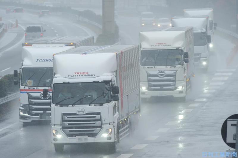 後続車を無人にしたトラック隊列走行を今秋実証！ドライバー不足の解消なるか