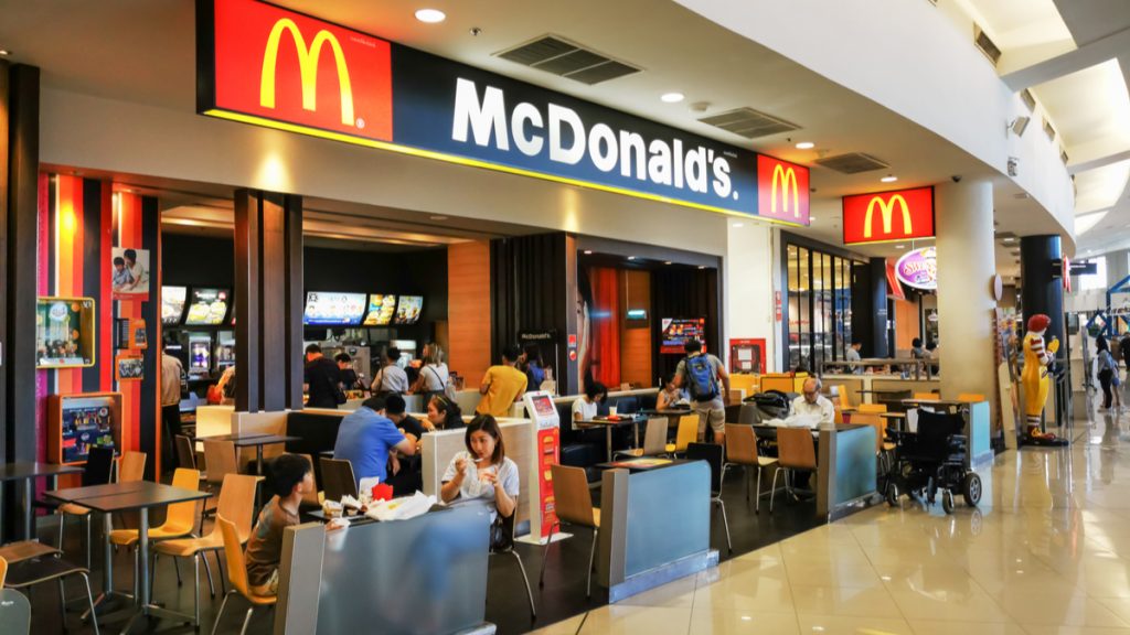 マクドナルド、特定警戒の対象地域で店内利用を中止 (AMP[アンプ] - ビジネスインスピレーションメディア)