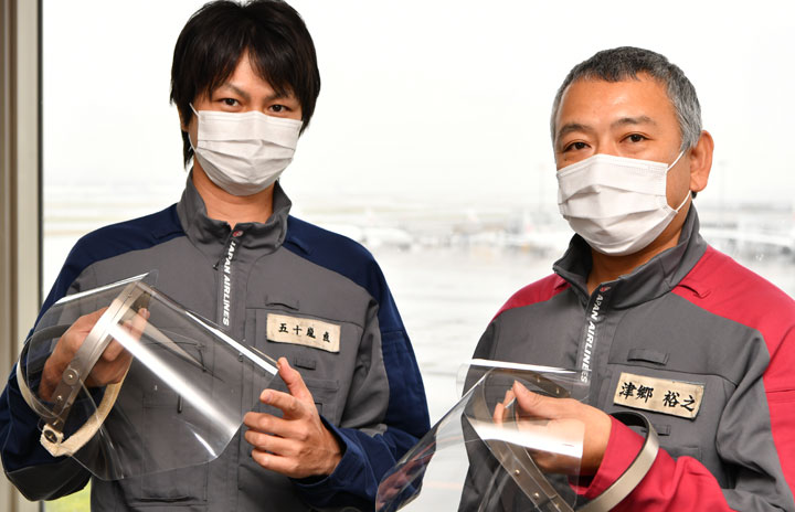 空港で感染防げ！　JAL整備士、端材でフェイスシールド自作