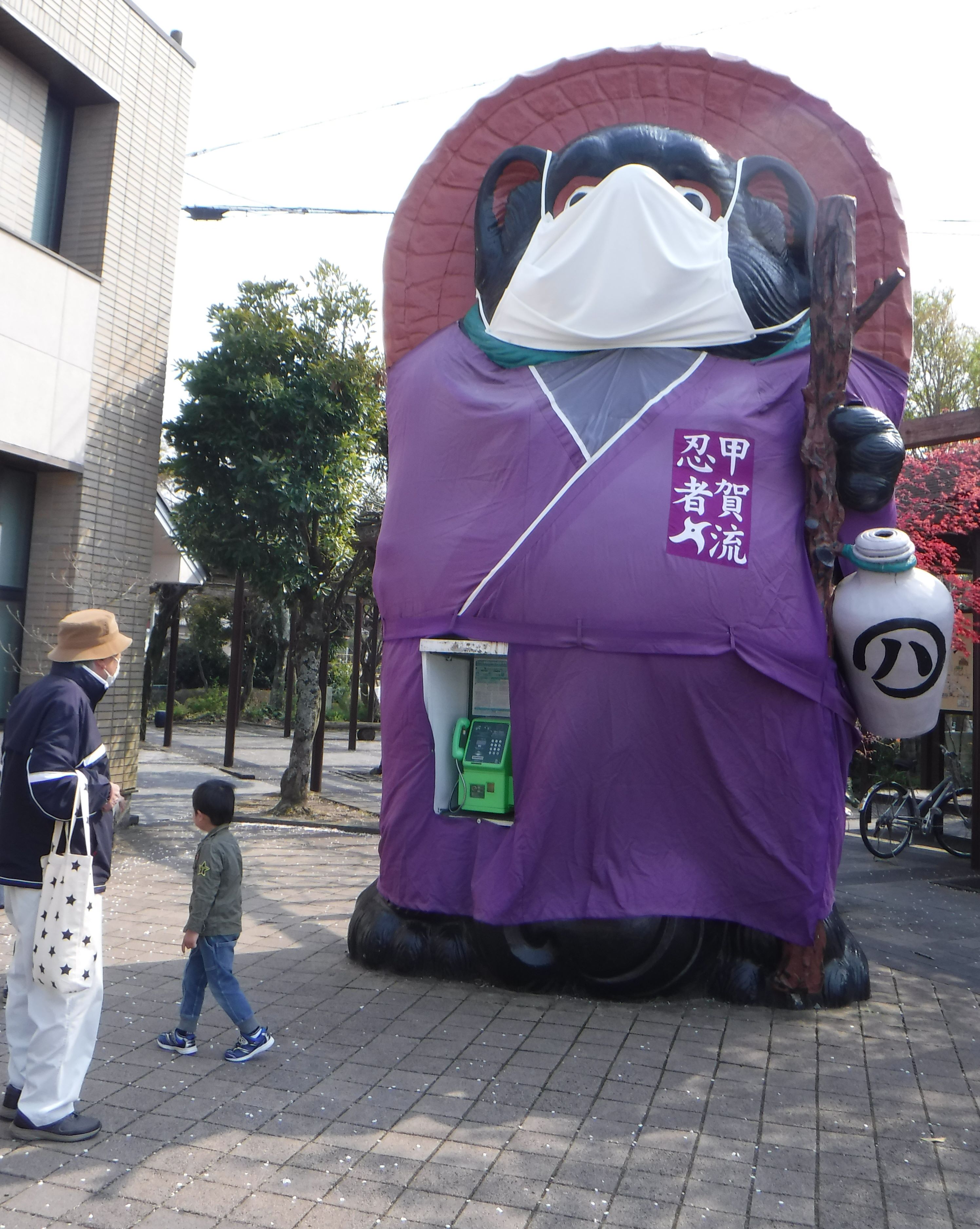 巨大タヌキ像もマスク姿に　コロナ予防呼び掛け　滋賀・信楽駅前