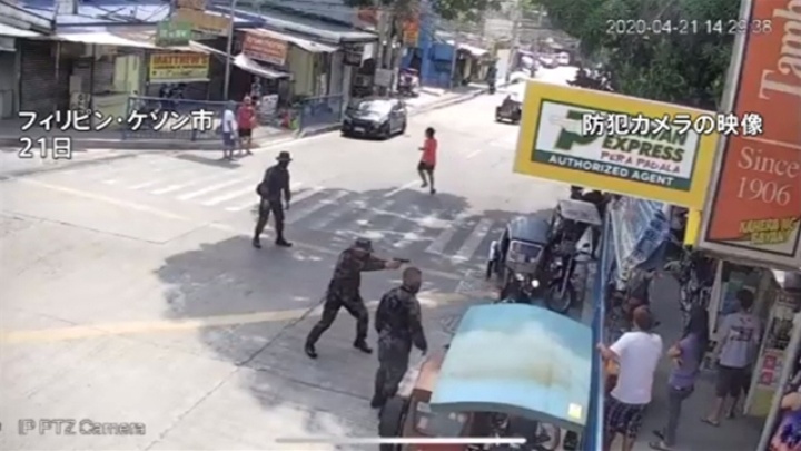 フィリピン、外出制限違反の男性を警官が射殺