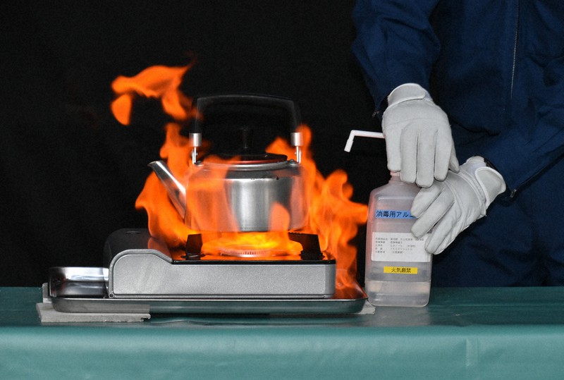 消毒用アルコール「引火の危険」　北九州市消防局が実験公開