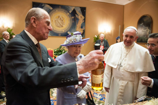 フランシスコ教皇、スコッチは「本物の聖水」と冗談飛ばす