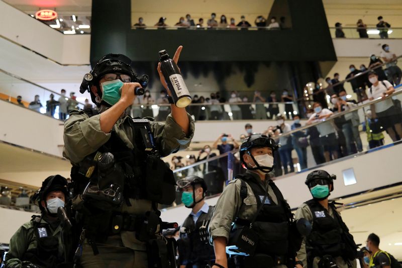 香港警察、300人の民主化デモを排除　コロナ対策後初の大規模集会