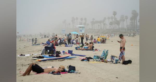 カリフォルニア州、週末のビーチに人が殺到　知事は制限措置強化へ