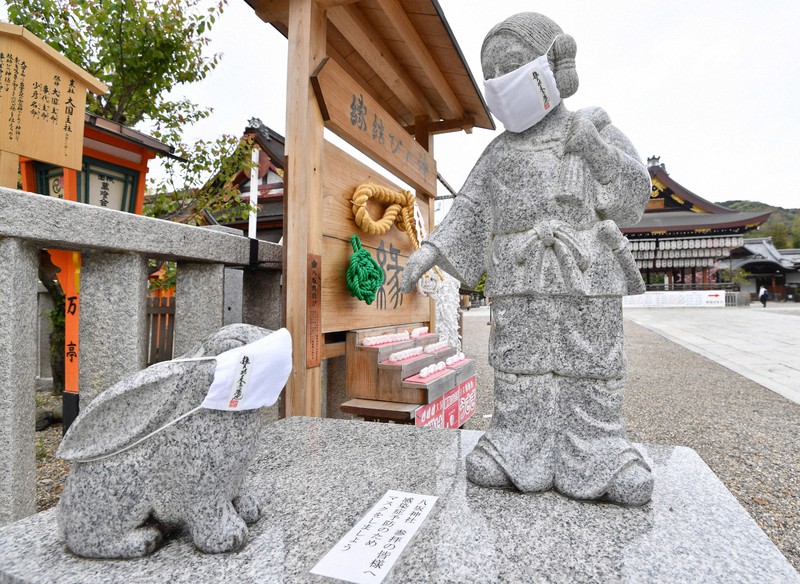 大黒様と白ウサギにもマスク　「新型コロナ早く終息を」　京都・八坂神社