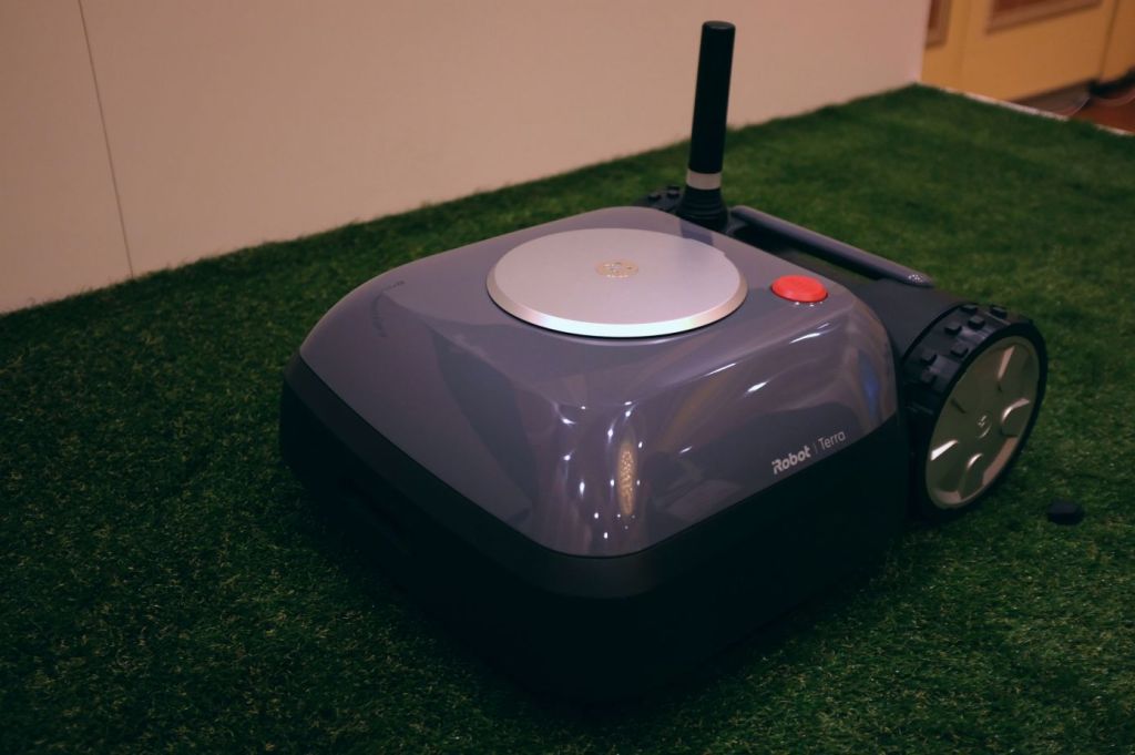 iRobotが芝刈りロボット「Terra」の発売を無期延期