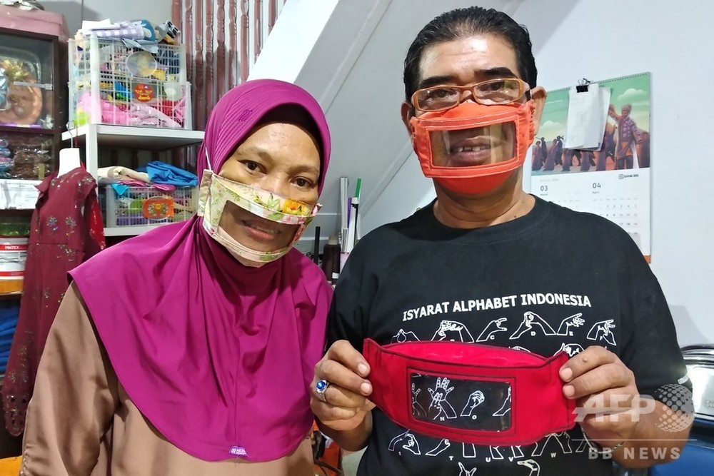 聴覚障害の夫婦、口元が見える透明マスク開発 インドネシア