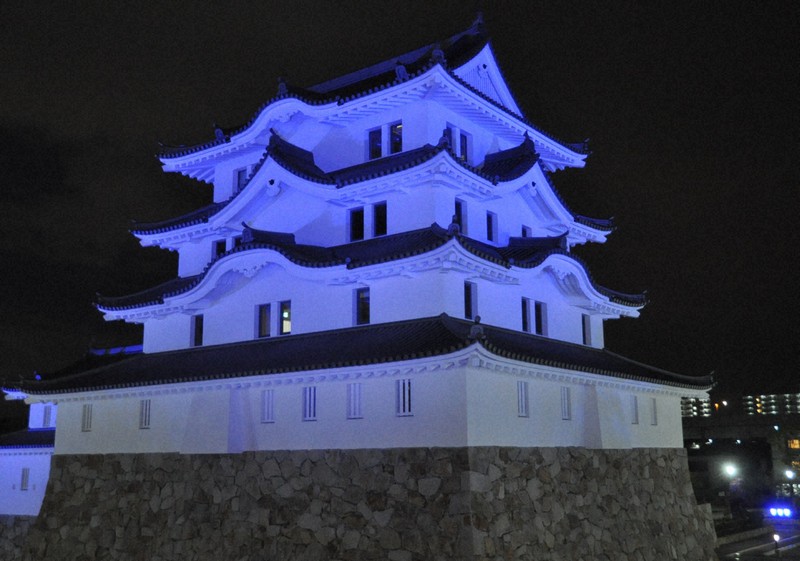 尼崎城照らす青い光　ライトアップで医療従事者に感謝伝え　兵庫