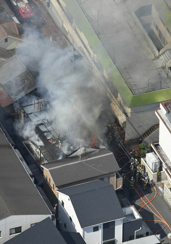 大阪・高槻市で火災　木造2階建て長屋焼ける　住民男性は逃げ出して無事