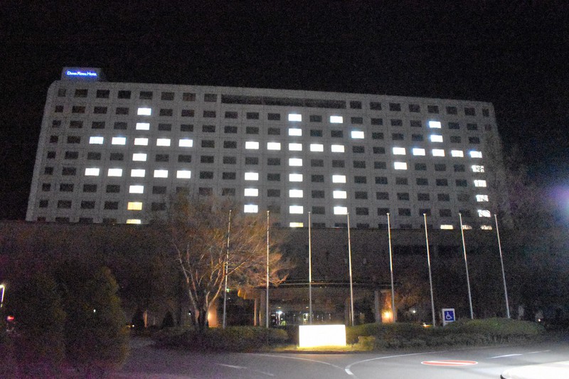 休業中の長野のホテル　客室の明かりで「キボウ」　応援メッセージ