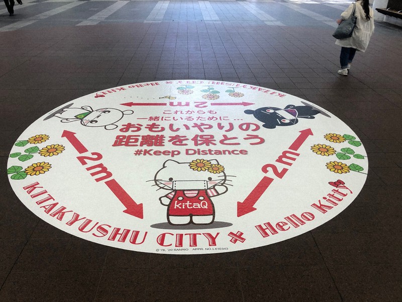 キティちゃん「おもいやりの距離を」　JR小倉駅広場に「実感」シート