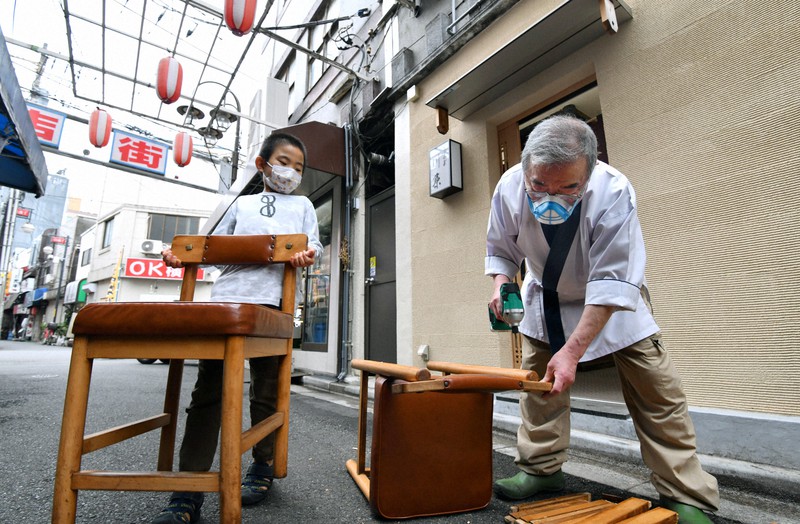 休校中の孫、飲食店一部休業中の祖父をお手伝い「楽しかった」　東京・赤羽