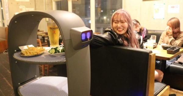 福岡のとある居酒屋に、謎の自動運転配膳ロボット！