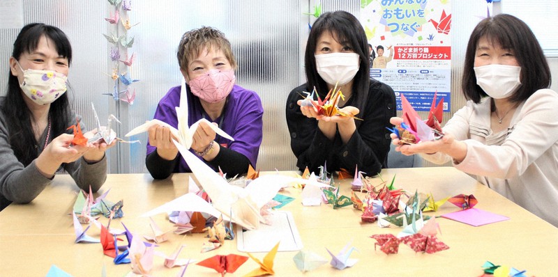 12万羽の折り鶴アート　外出自粛中、家族で作って　大阪・門真の市民文化会館