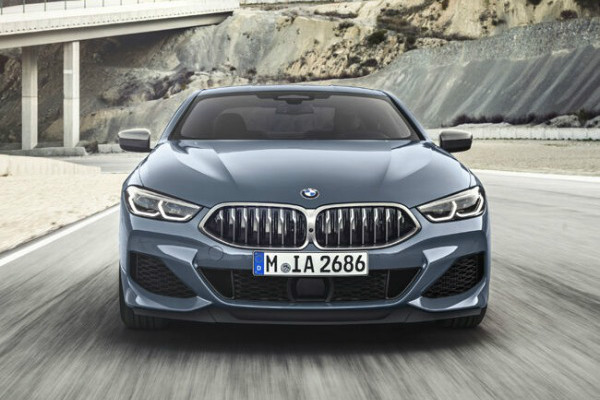BMW8シリーズのクーペ／カブリオレに3.0Lストレート6エンジン搭載モデルの「840i」を設定